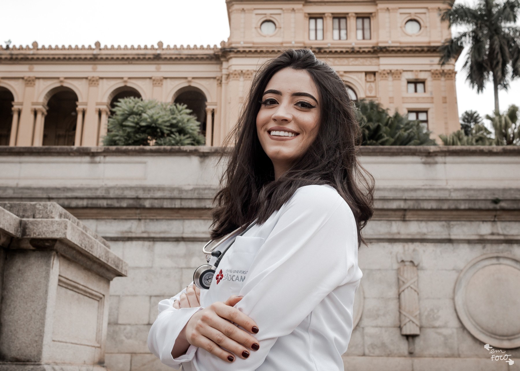 Dra. Renata Moreira sorrindo, de jaleco branco